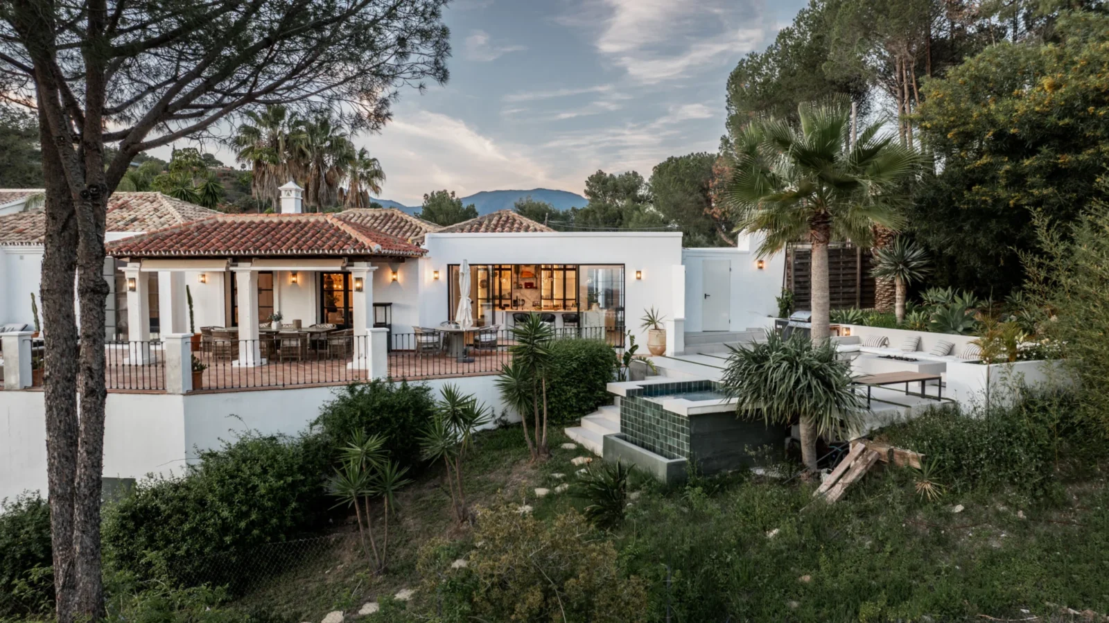 Elegant Cortijo-Style Villa with Sea Views for Sale in El Madroñal, Benahavís – photo 2