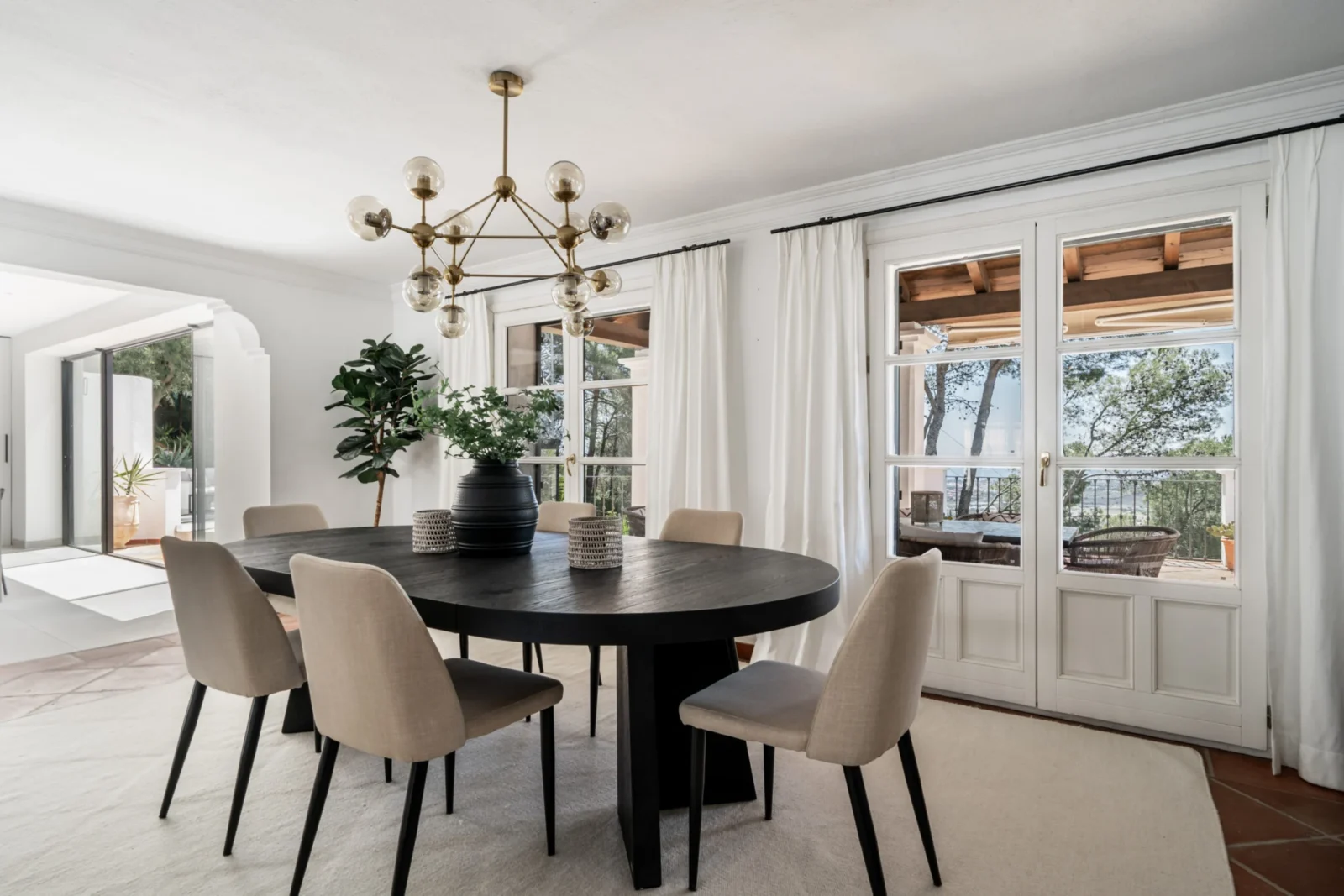 Elegant Cortijo-Style Villa with Sea Views for Sale in El Madroñal, Benahavís – photo 7