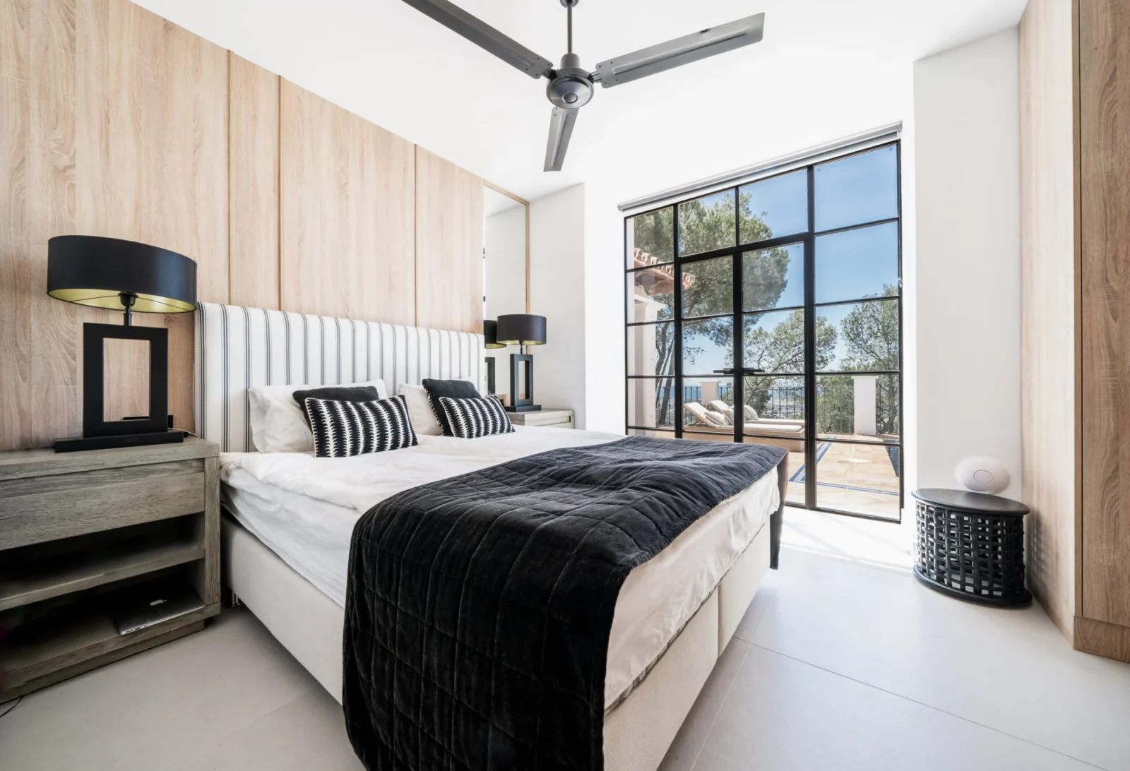 Elegant Cortijo-Style Villa with Sea Views for Sale in El Madroñal, Benahavís – photo 8