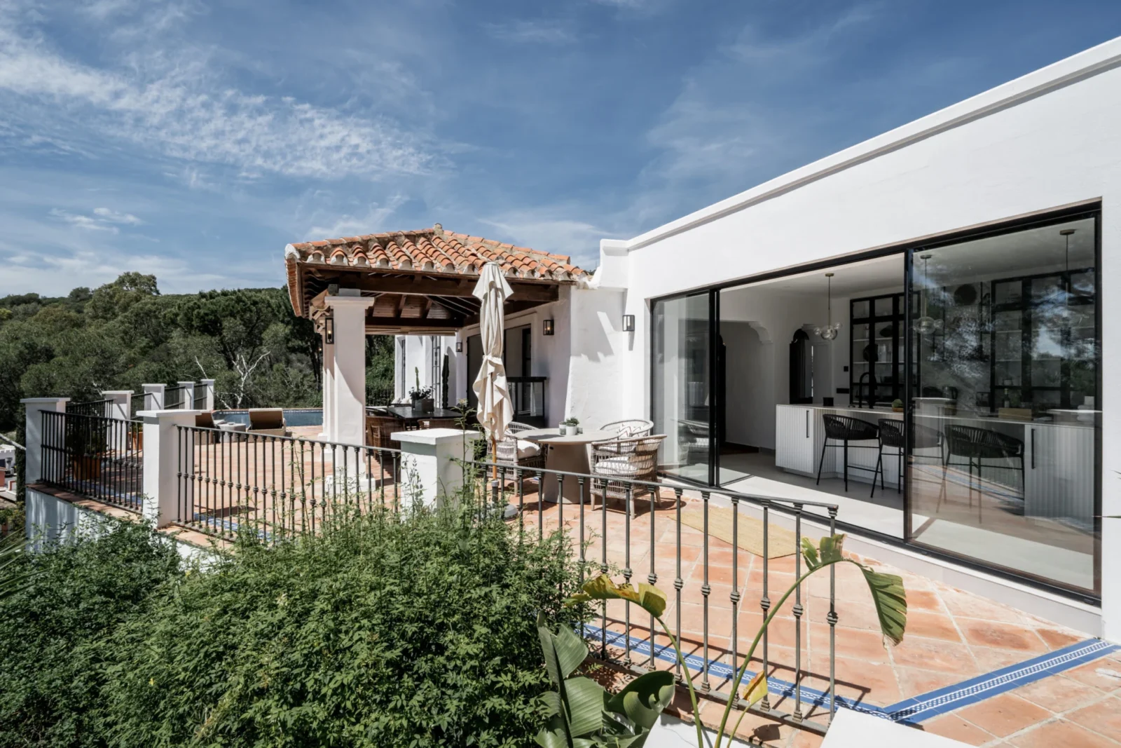 Elegant Cortijo-Style Villa with Sea Views for Sale in El Madroñal, Benahavís – photo 12