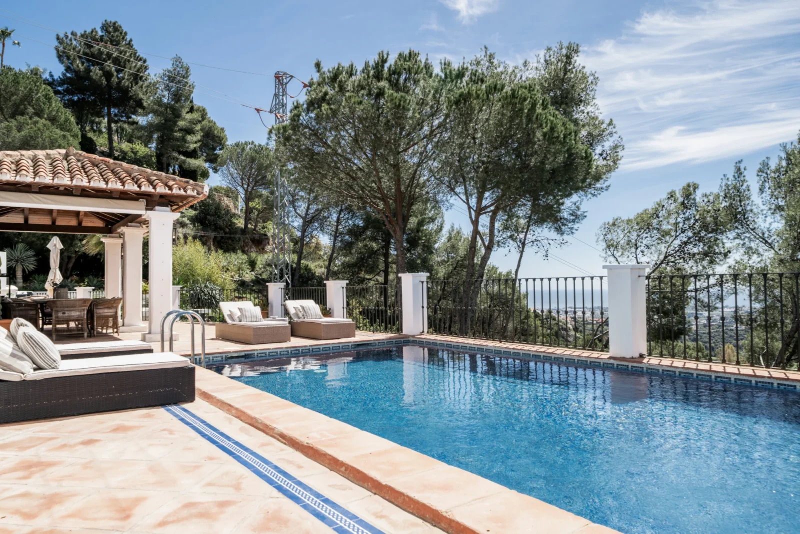 Elegant Cortijo-Style Villa with Sea Views for Sale in El Madroñal, Benahavís – photo 10