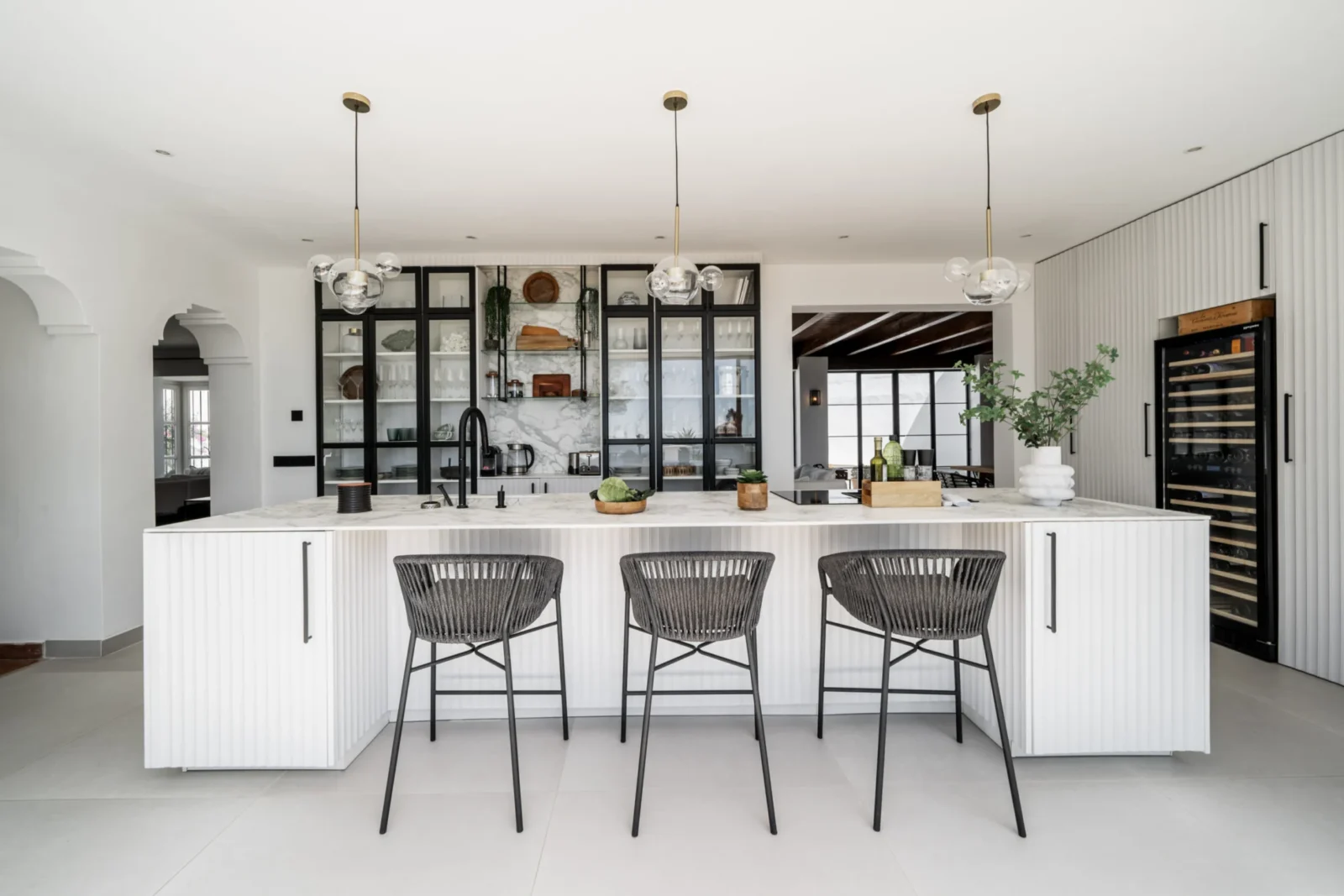 Elegant Cortijo-Style Villa with Sea Views for Sale in El Madroñal, Benahavís – photo 4