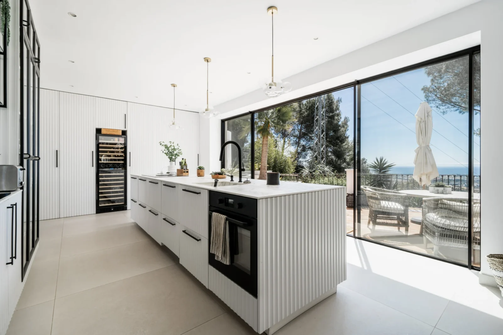 Elegant Cortijo-Style Villa with Sea Views for Sale in El Madroñal, Benahavís – photo 6