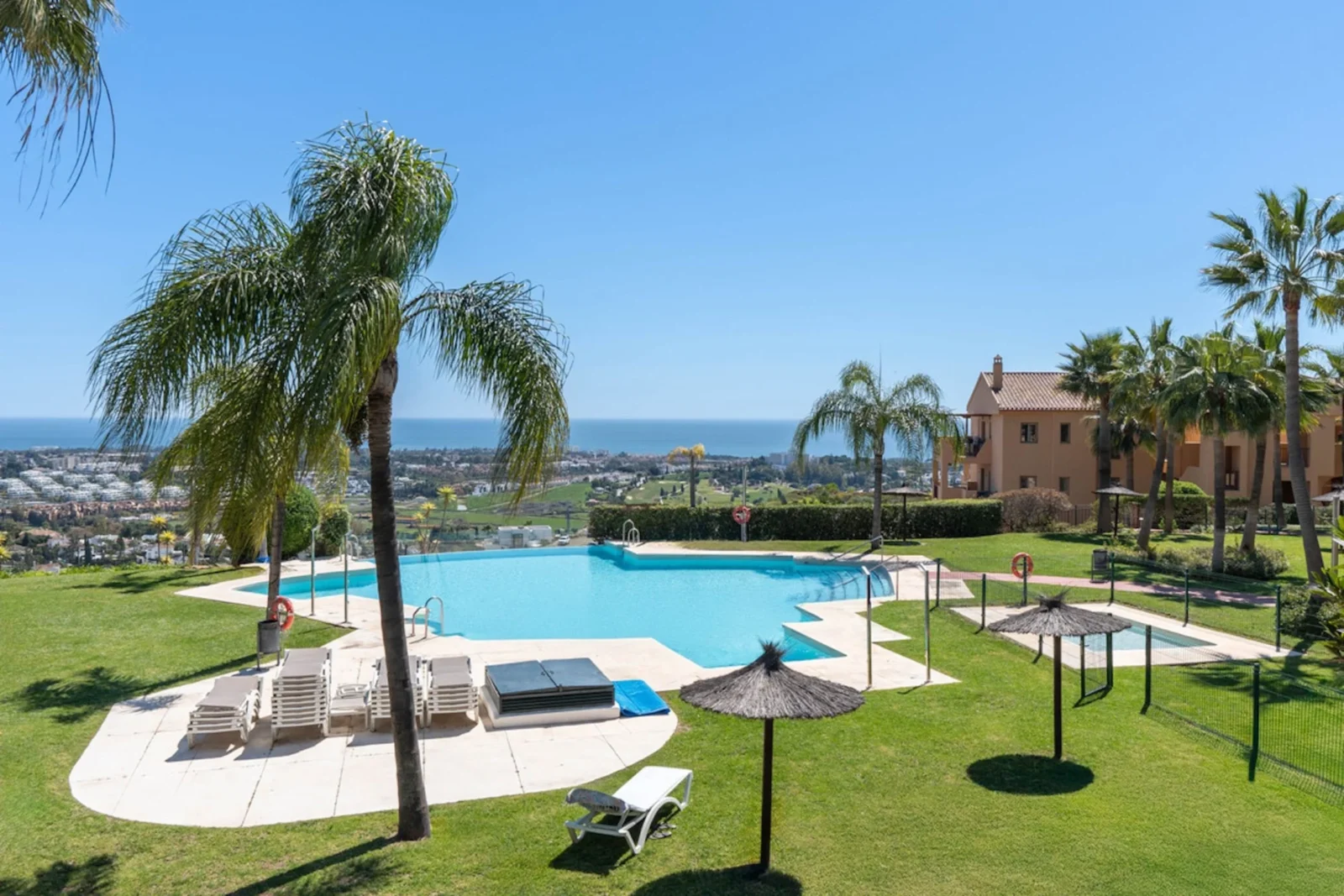 Stylish Renovated Corner Apartment with Panoramic Views in La Hacienda Benahavis – photo 37
