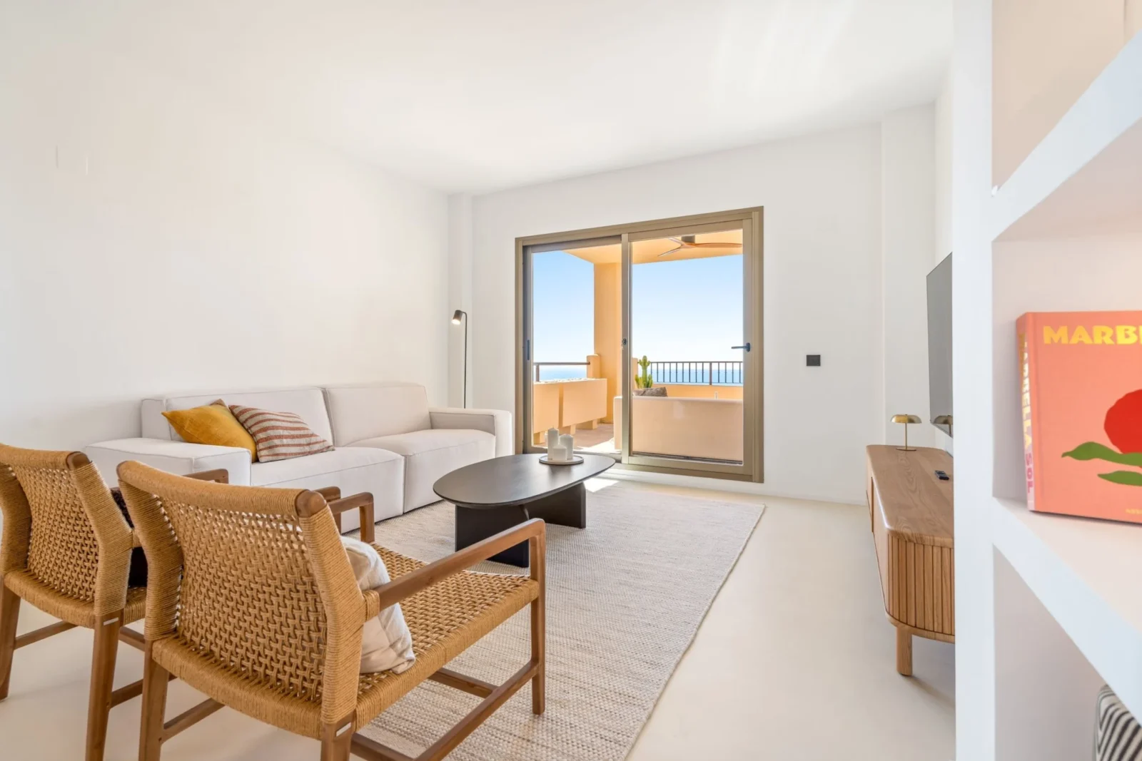 Stylish Renovated Corner Apartment with Panoramic Views in La Hacienda Benahavis – photo 12
