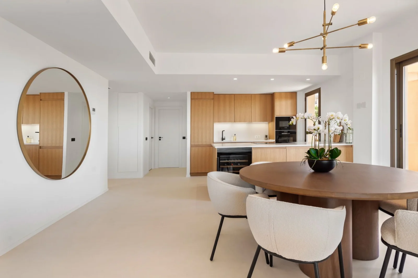 Stylish Renovated Corner Apartment with Panoramic Views in La Hacienda Benahavis – photo 5