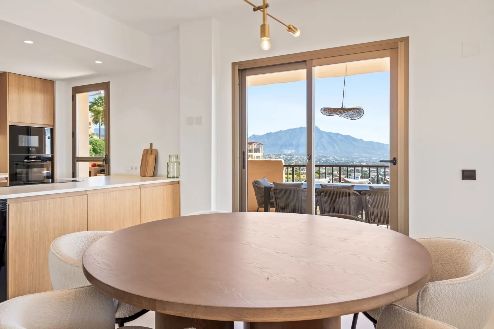 Stylish Renovated Corner Apartment with Panoramic Views in La Hacienda Benahavis – photo 9