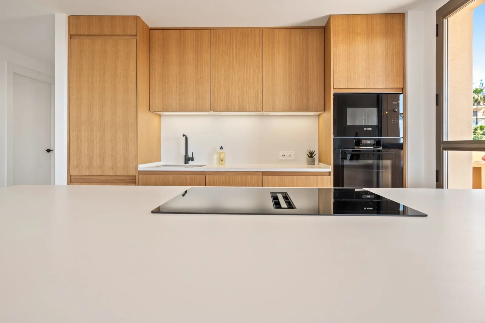 Stylish Renovated Corner Apartment with Panoramic Views in La Hacienda Benahavis – photo 11