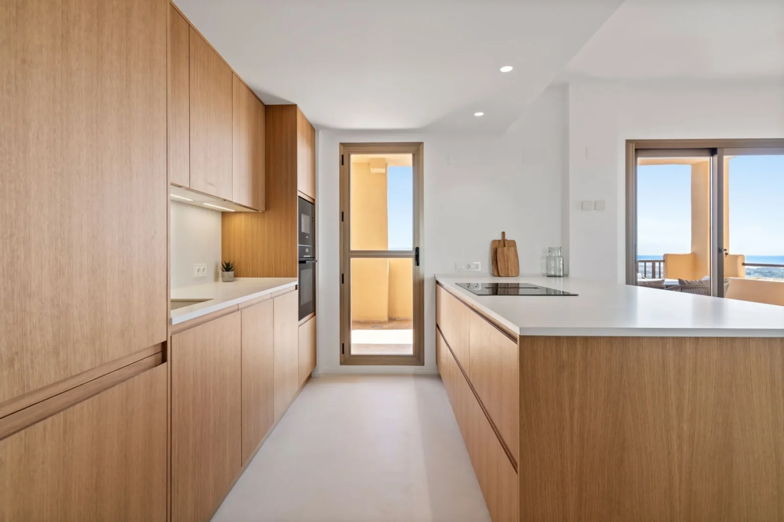 Stylish Renovated Corner Apartment with Panoramic Views in La Hacienda Benahavis – photo 10