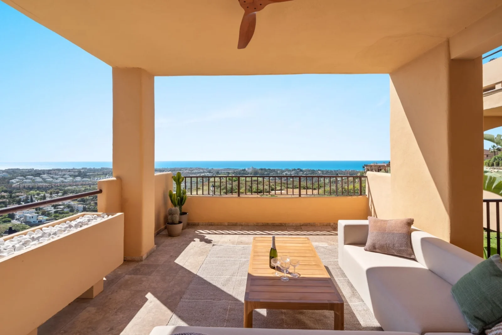 Stylish Renovated Corner Apartment with Panoramic Views in La Hacienda Benahavis – photo 21