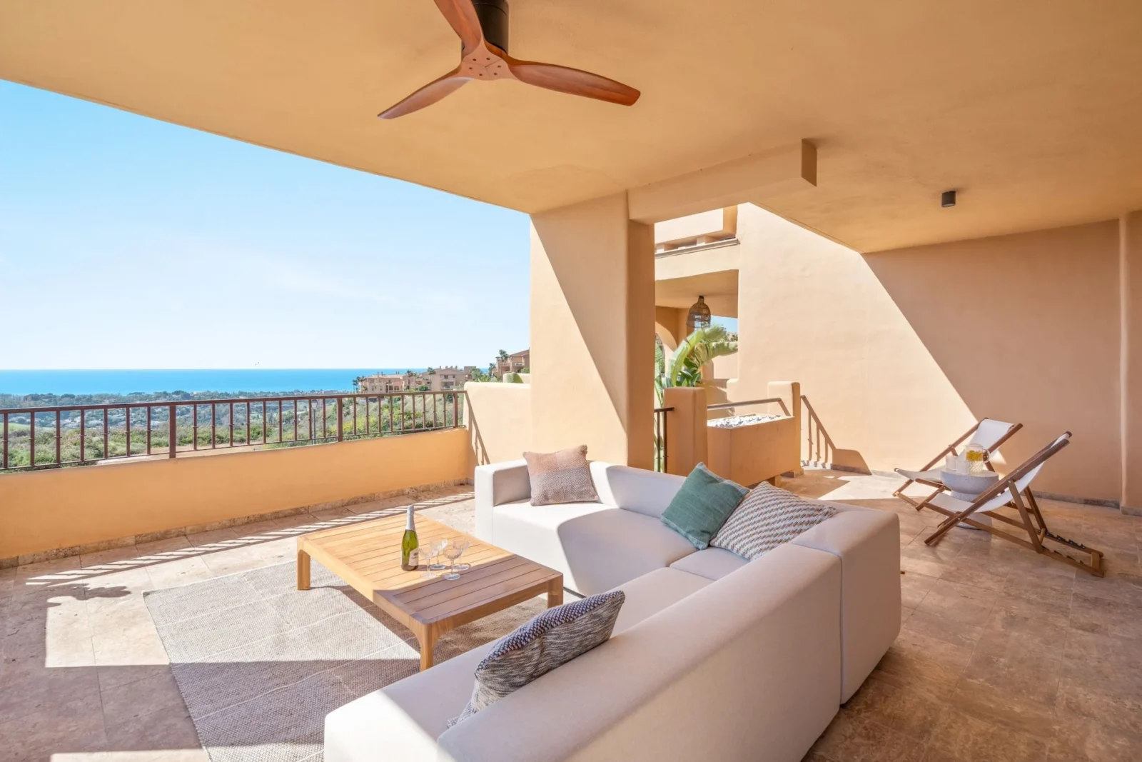 Stylish Renovated Corner Apartment with Panoramic Views in La Hacienda Benahavis – photo 17