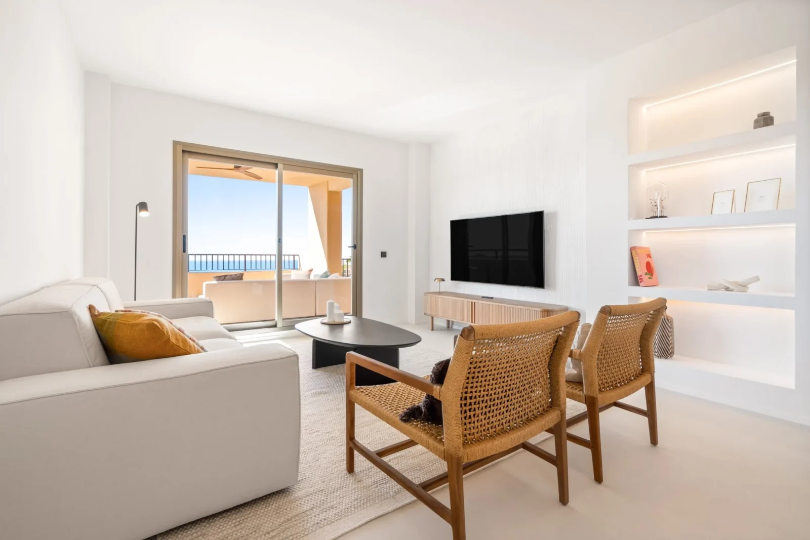 Stylish Renovated Corner Apartment with Panoramic Views in La Hacienda Benahavis – photo 7