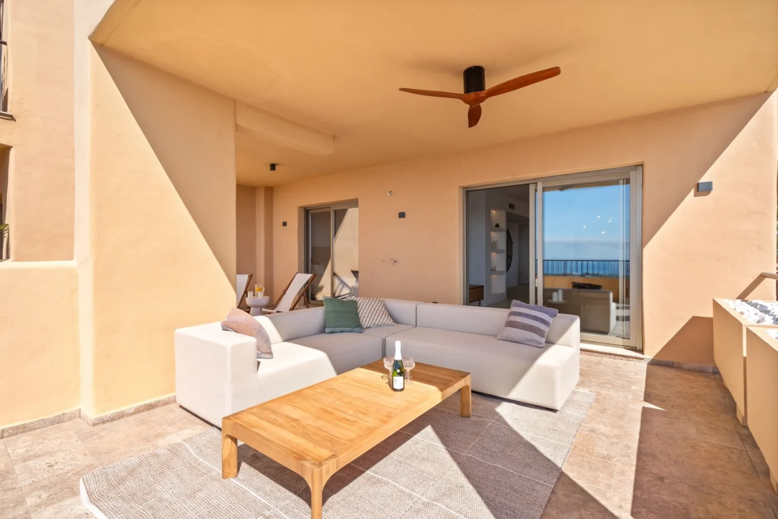 Stylish Renovated Corner Apartment with Panoramic Views in La Hacienda Benahavis – photo 23