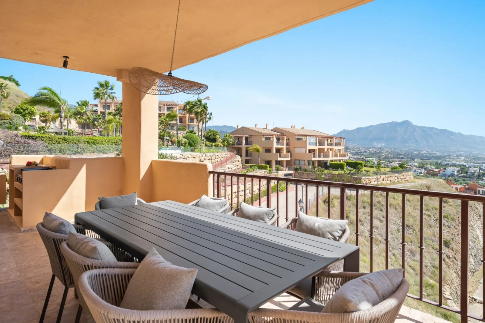 Stylish Renovated Corner Apartment with Panoramic Views in La Hacienda Benahavis – photo 16