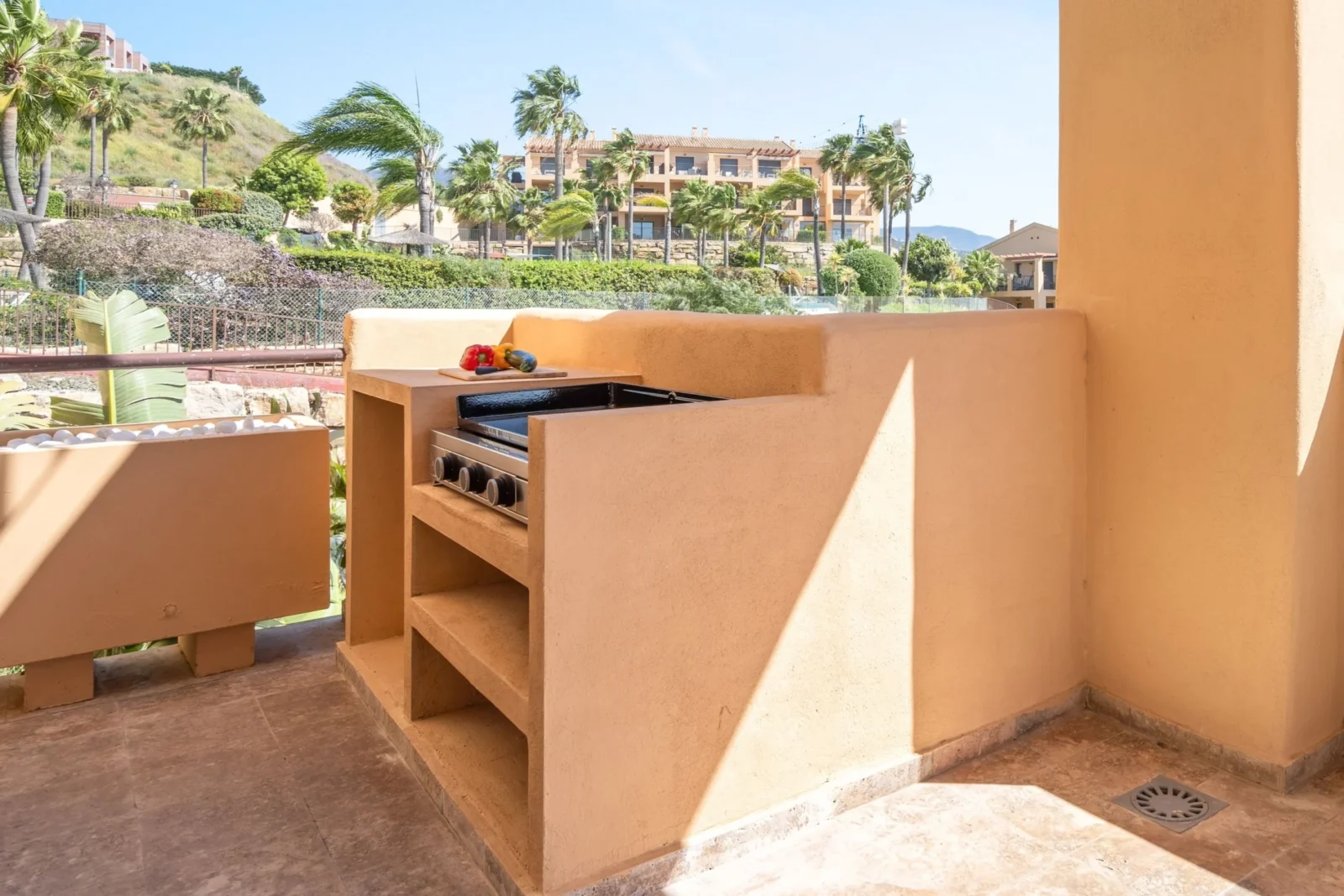 Stylish Renovated Corner Apartment with Panoramic Views in La Hacienda Benahavis – photo 20