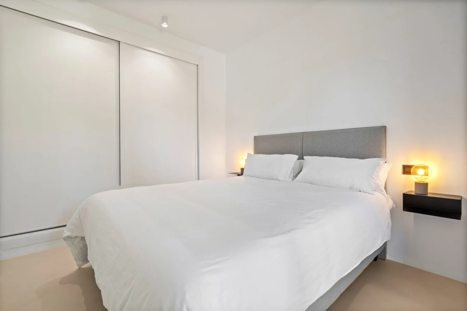 Stylish Renovated Corner Apartment with Panoramic Views in La Hacienda Benahavis – photo 13