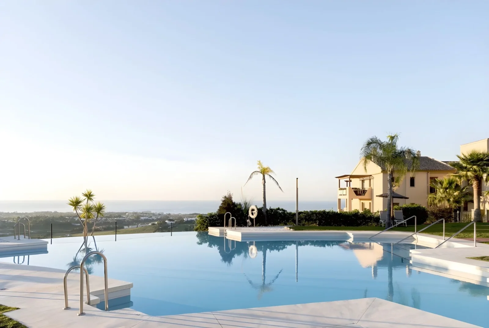 Stylish Renovated Corner Apartment with Panoramic Views in La Hacienda Benahavis – photo 24