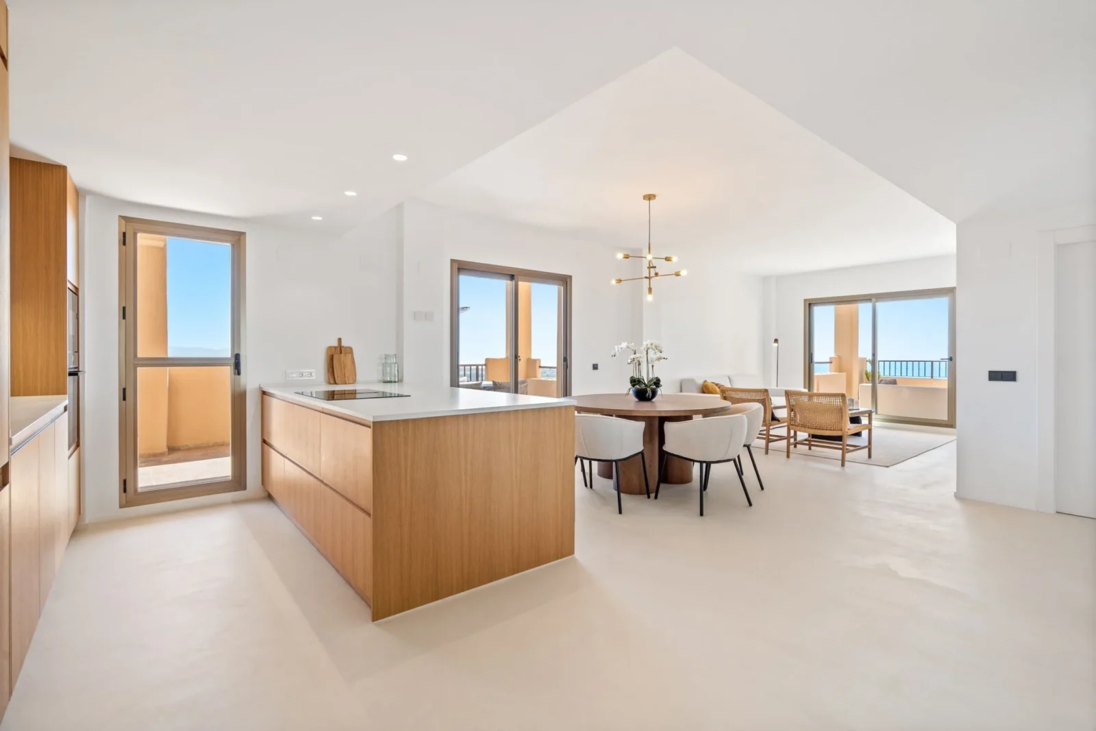 Stylish Renovated Corner Apartment with Panoramic Views in La Hacienda Benahavis – photo 2