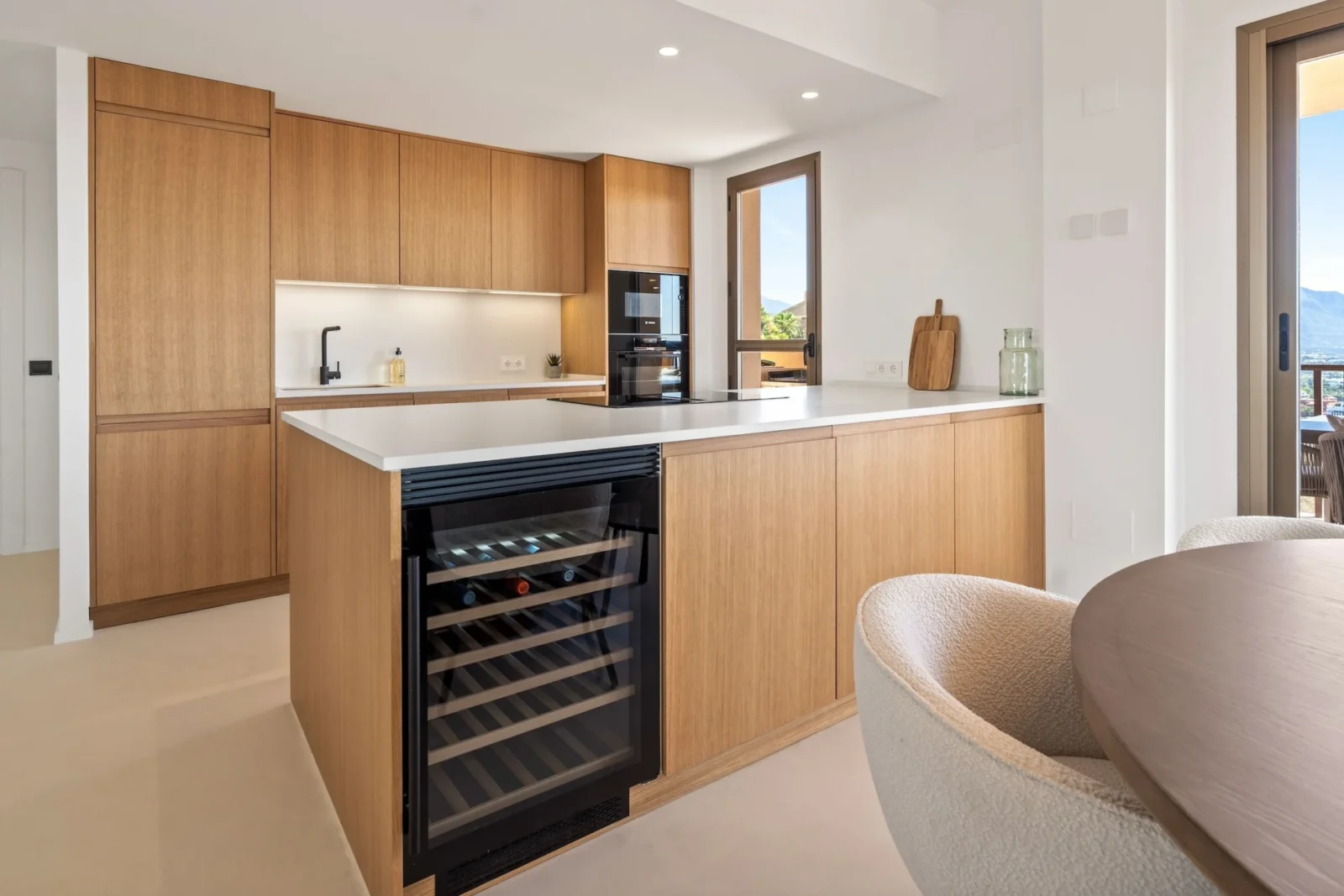 Stylish Renovated Corner Apartment with Panoramic Views in La Hacienda Benahavis – photo 6