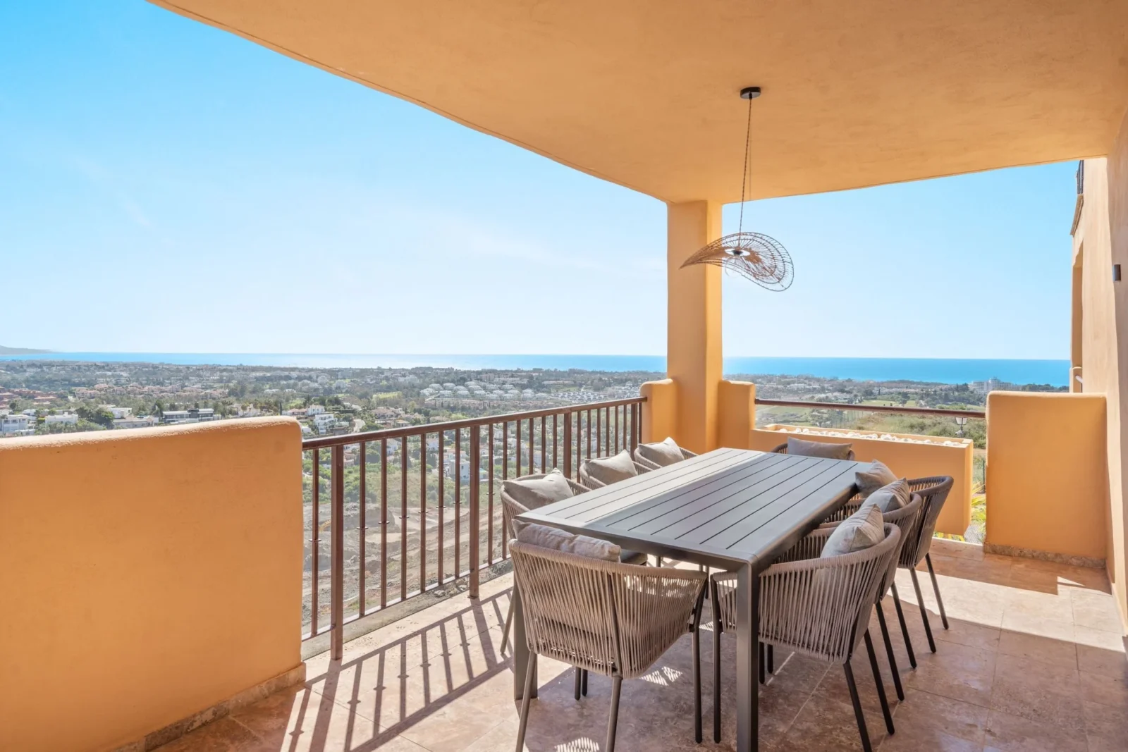 Stylish Renovated Corner Apartment with Panoramic Views in La Hacienda Benahavis – photo 18