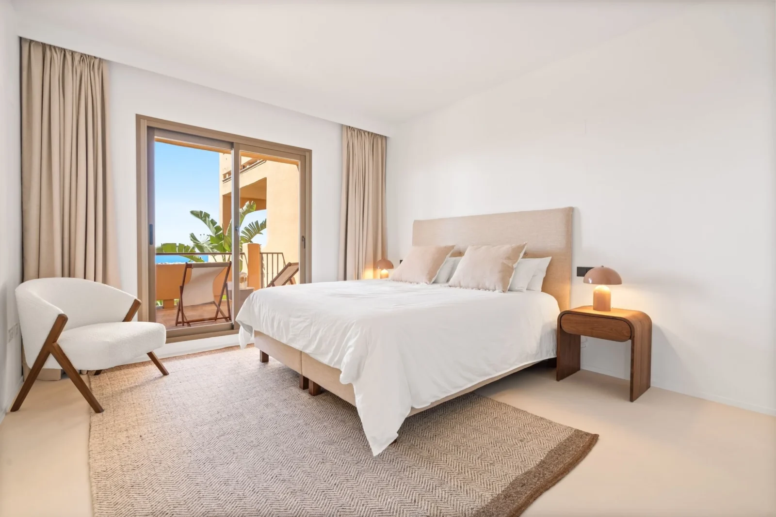 Stylish Renovated Corner Apartment with Panoramic Views in La Hacienda Benahavis – photo 8