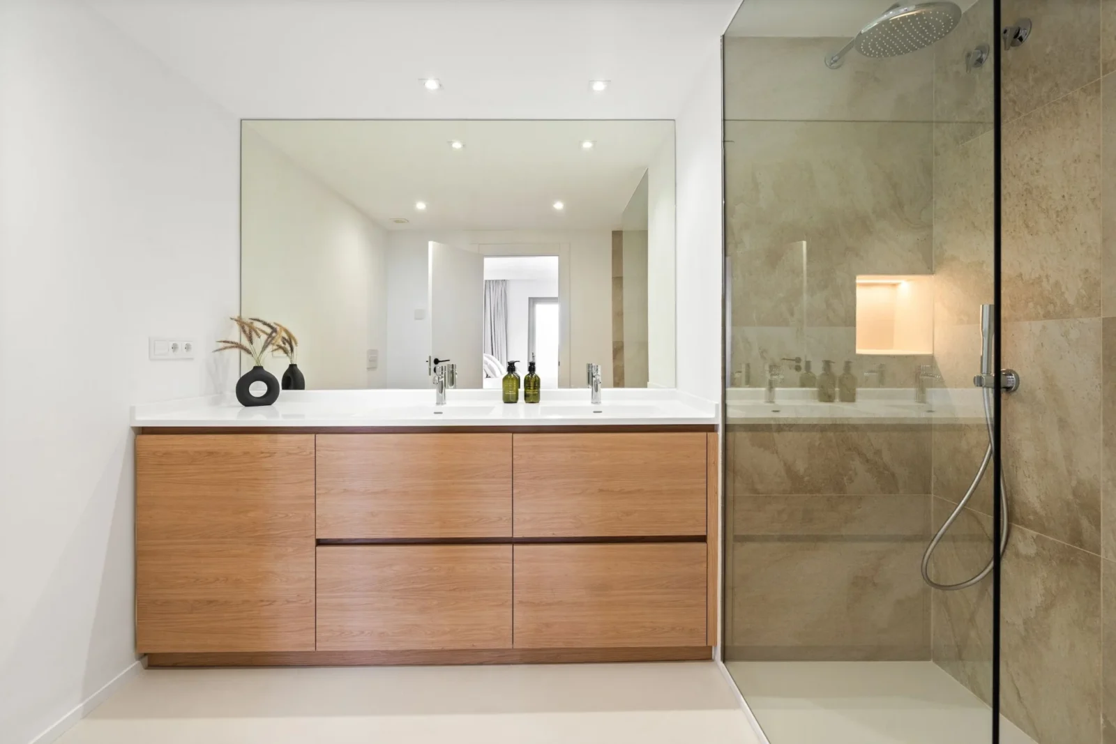 Stylish Renovated Corner Apartment with Panoramic Views in La Hacienda Benahavis – photo 15