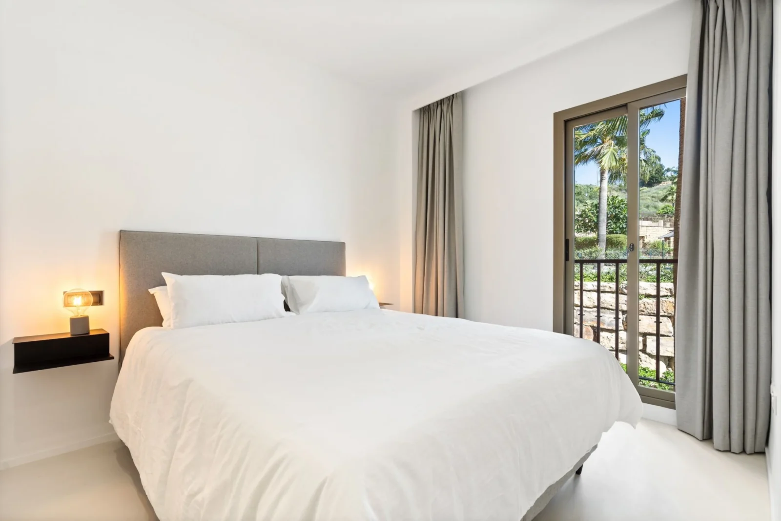 Stylish Renovated Corner Apartment with Panoramic Views in La Hacienda Benahavis – photo 14