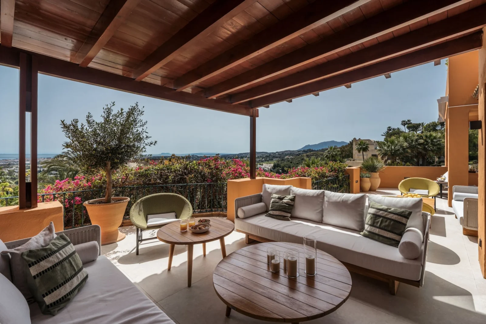 Elegant 4-Bedroom Apartment with Sea Views in Les Belvederes, Nueva Andalucía – photo 2