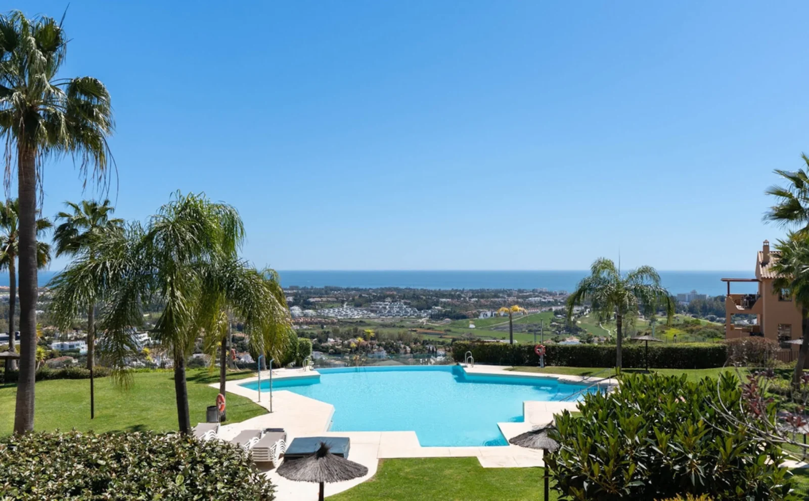Stylish Renovated Corner Apartment with Panoramic Views in La Hacienda Benahavis – photo 30