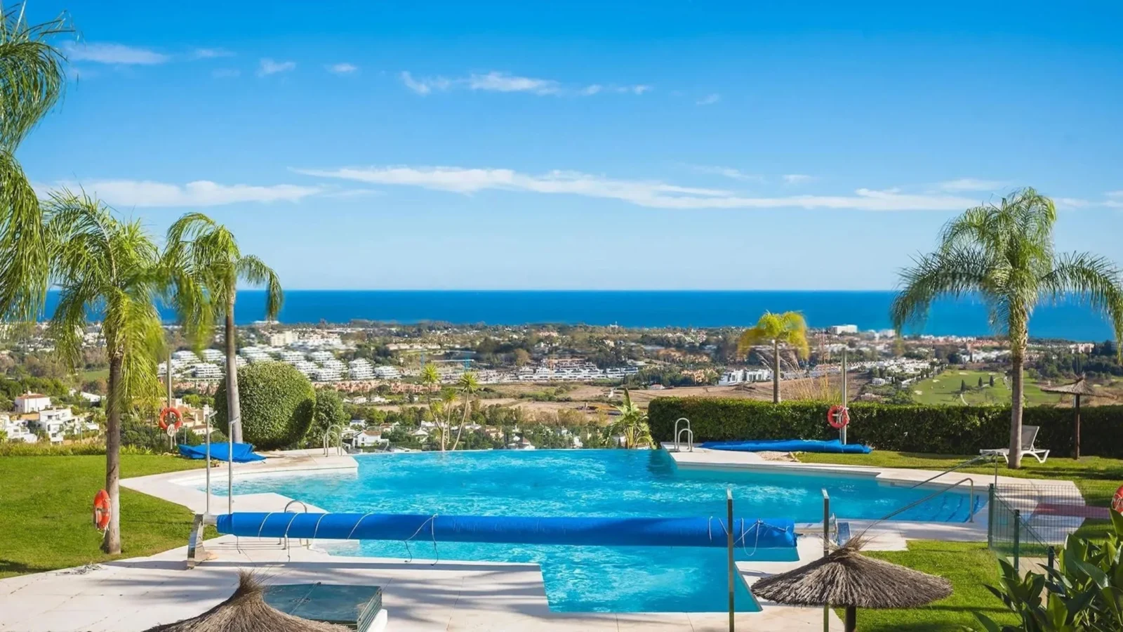 Stylish Renovated Corner Apartment with Panoramic Views in La Hacienda Benahavis – photo 28