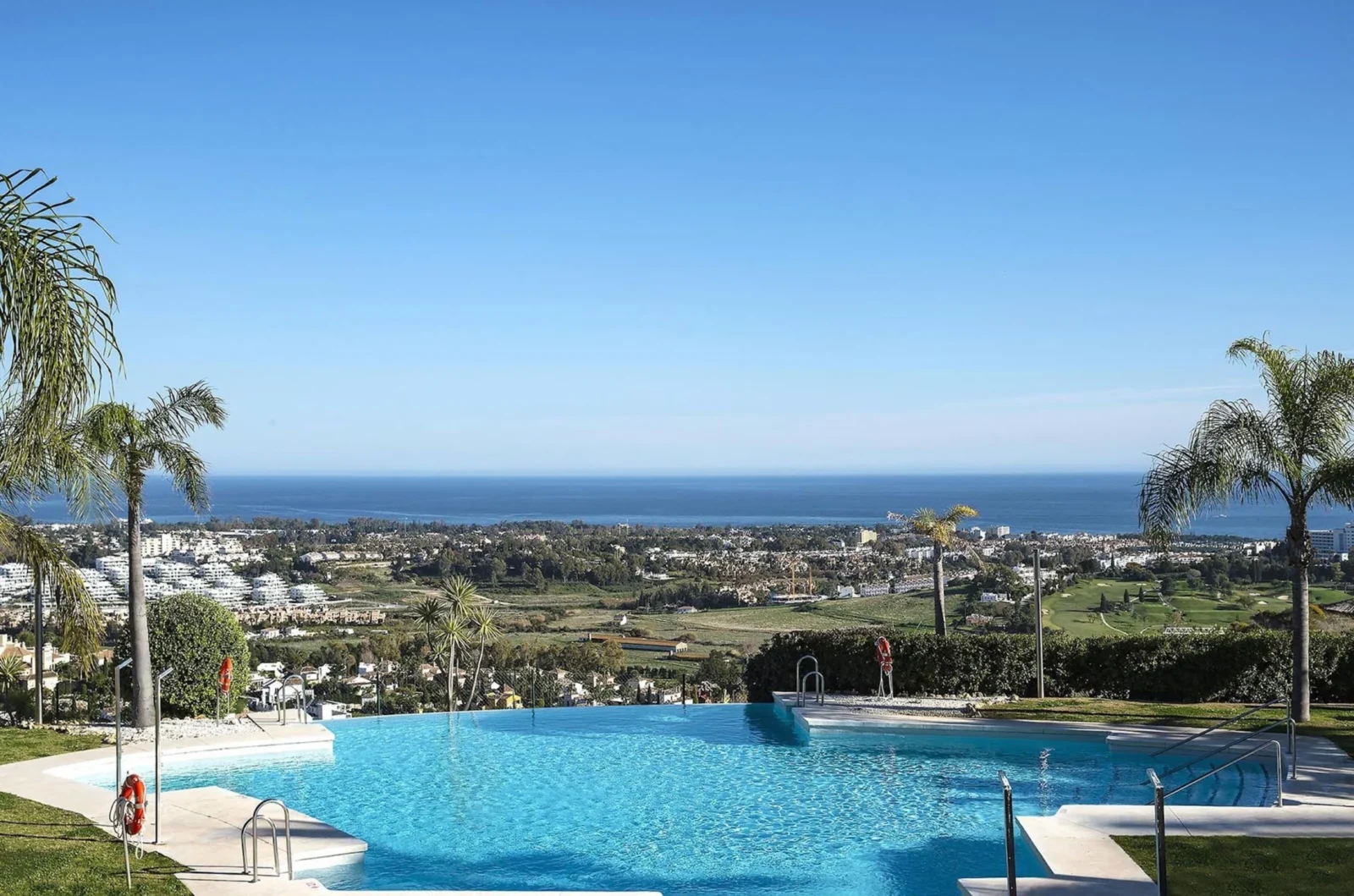 Stylish Renovated Corner Apartment with Panoramic Views in La Hacienda Benahavis – photo 31