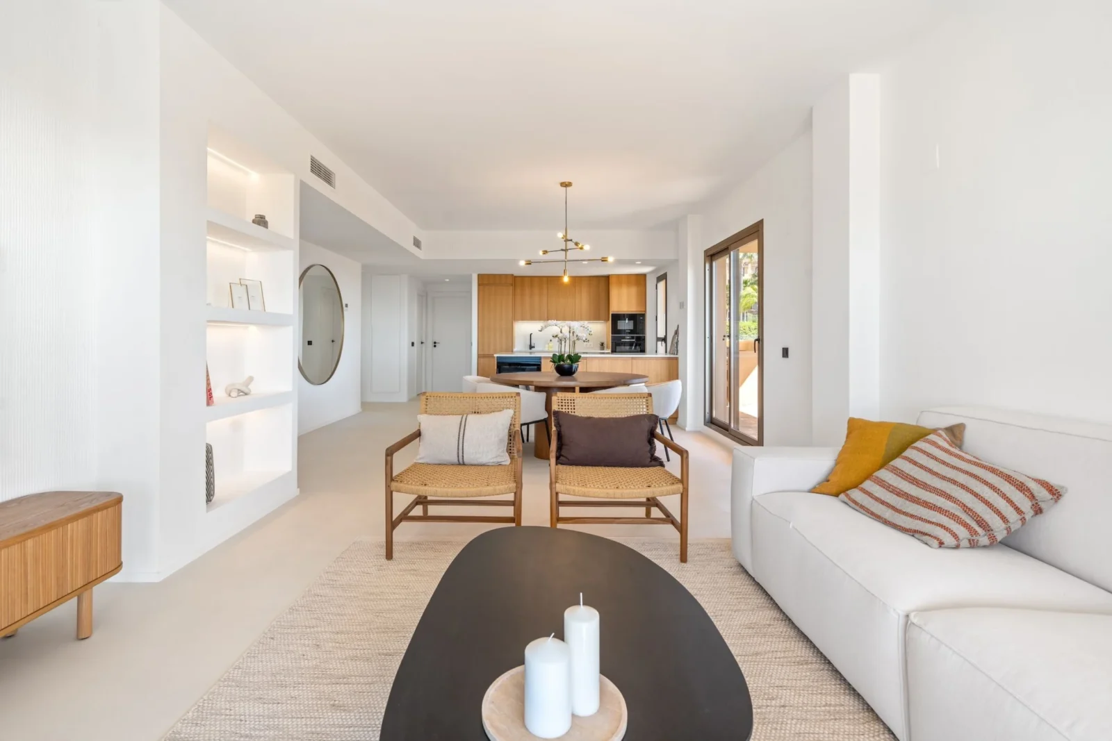 Stylish Renovated Corner Apartment with Panoramic Views in La Hacienda Benahavis – photo 3