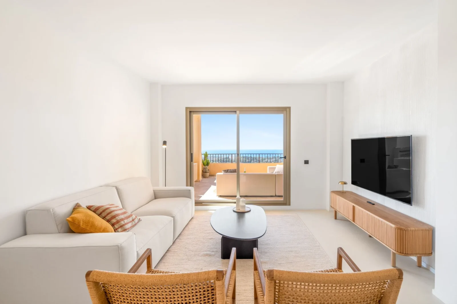 Stylish Renovated Corner Apartment with Panoramic Views in La Hacienda Benahavis – photo 4