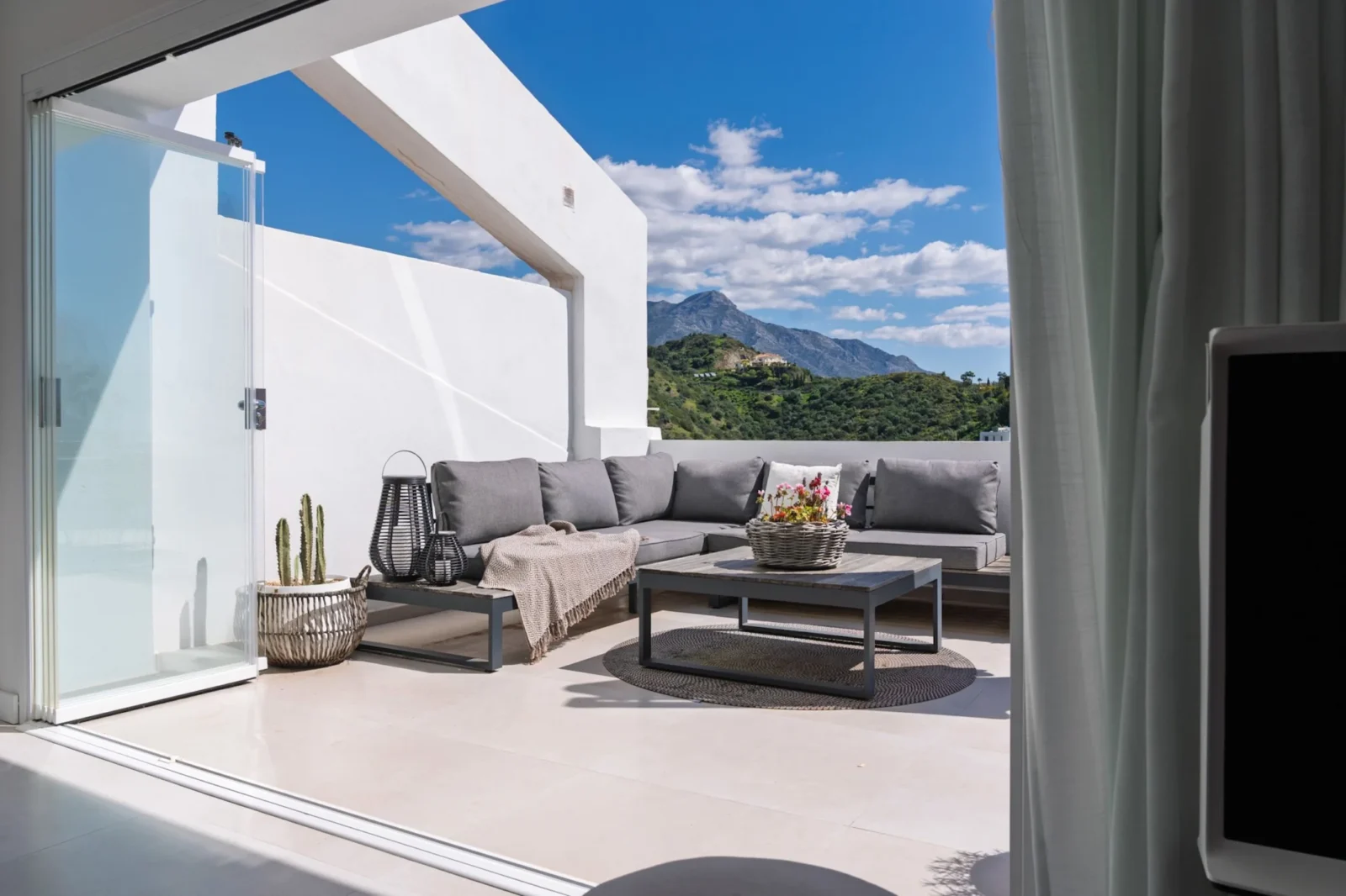 Penthouse with Panoramic Sea & Mountain Views for Sale in La Quinta, Marbella – photo 25