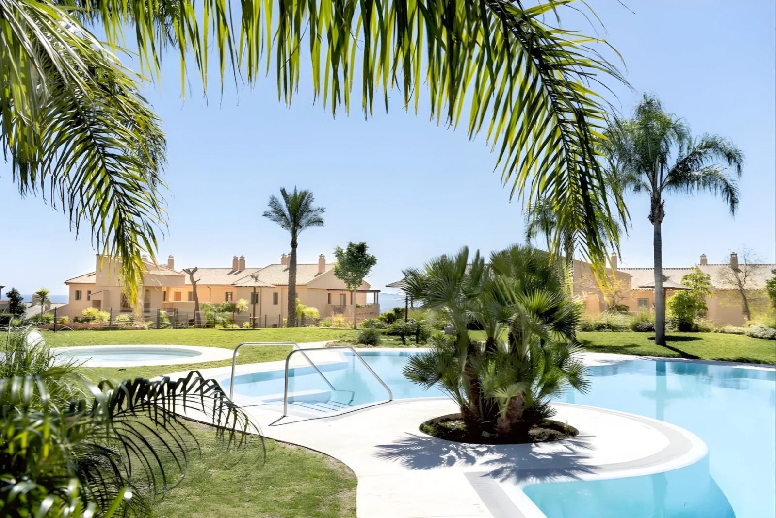 Stylish Renovated Corner Apartment with Panoramic Views in La Hacienda Benahavis – photo 35