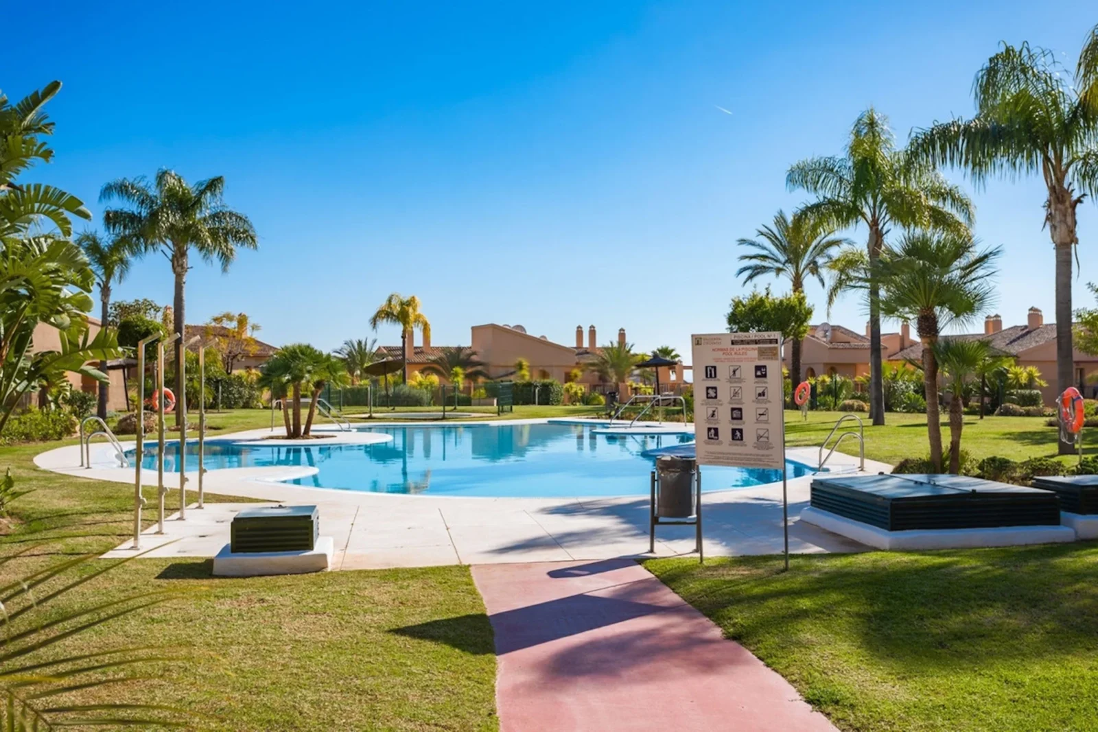 Stylish Renovated Corner Apartment with Panoramic Views in La Hacienda Benahavis – photo 26