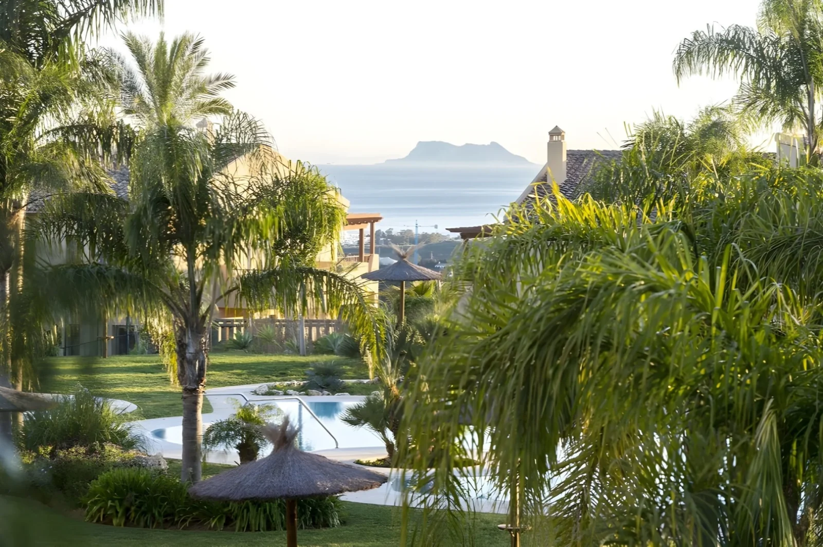 Stylish Renovated Corner Apartment with Panoramic Views in La Hacienda Benahavis – photo 34