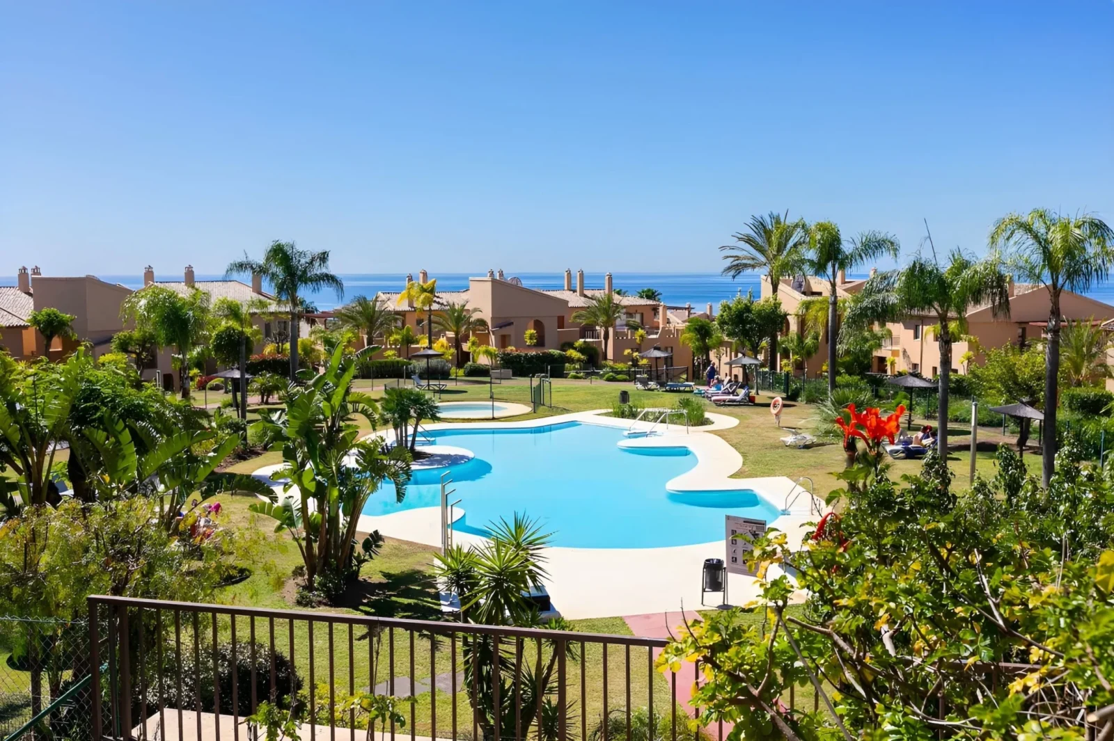 Stylish Renovated Corner Apartment with Panoramic Views in La Hacienda Benahavis – photo 25