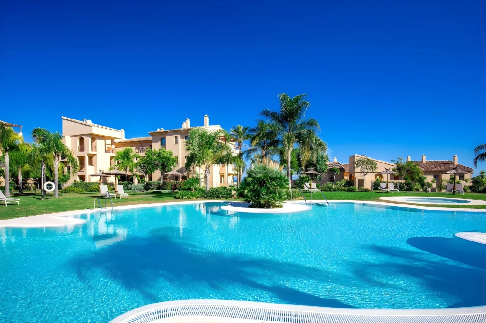 Stylish Renovated Corner Apartment with Panoramic Views in La Hacienda Benahavis – photo 36