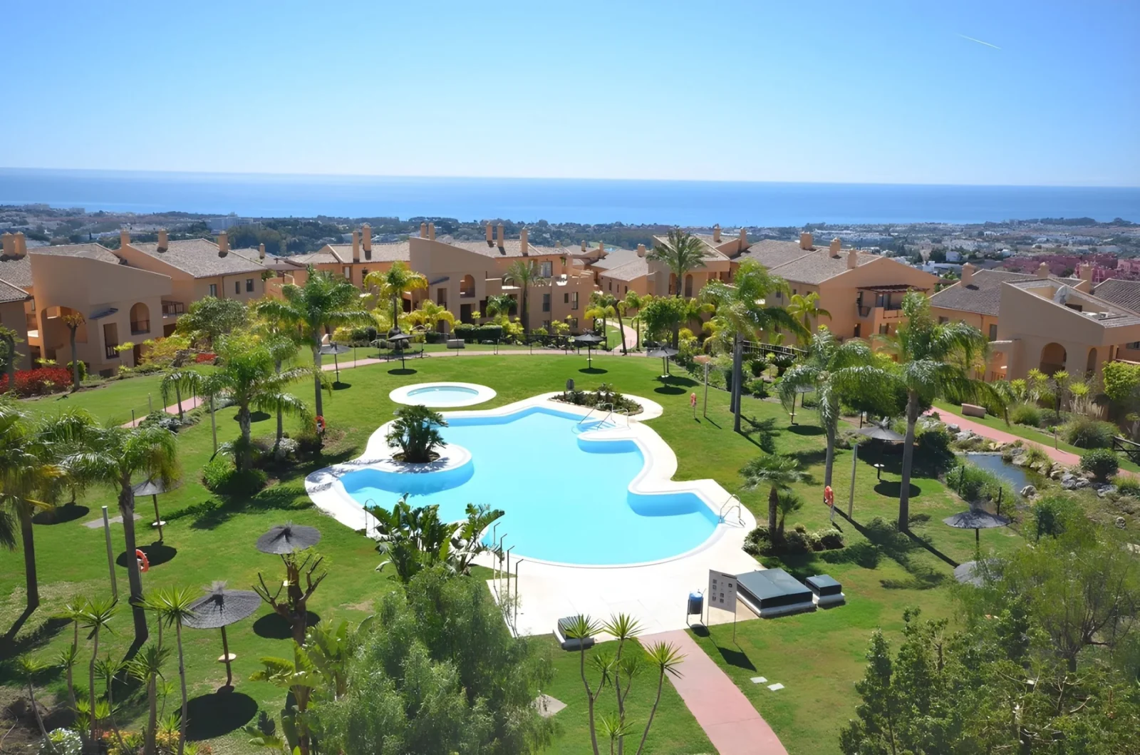 Stylish Renovated Corner Apartment with Panoramic Views in La Hacienda Benahavis – photo 27