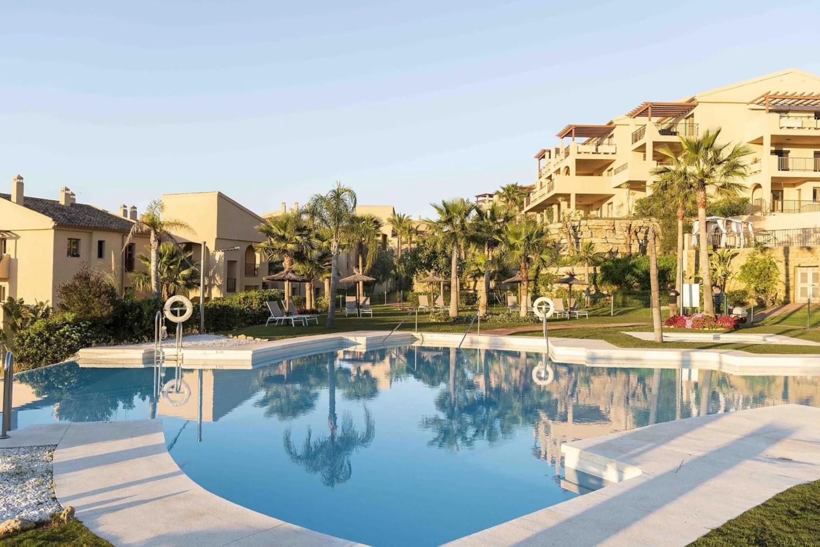 Stylish Renovated Corner Apartment with Panoramic Views in La Hacienda Benahavis – photo 22