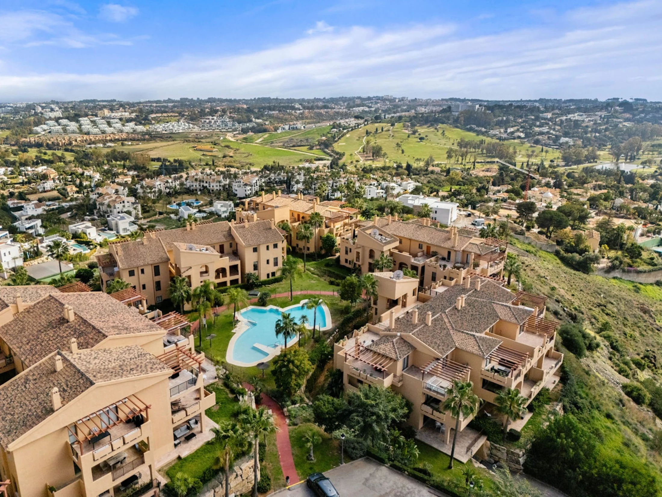 Stylish Renovated Corner Apartment with Panoramic Views in La Hacienda Benahavis – photo 33