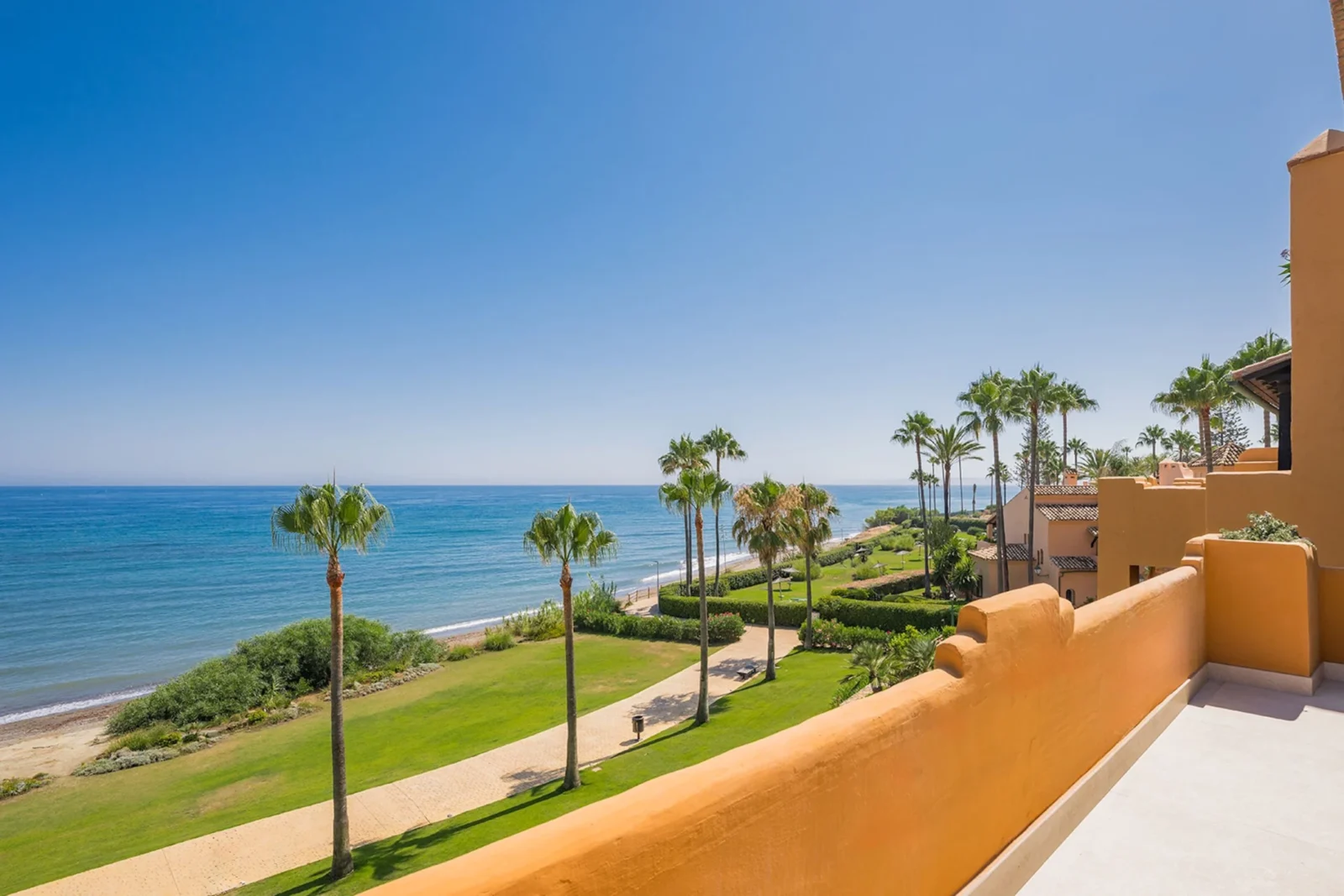Granados 221: Fully Renovated Beachfront Apartment with Panoramic Sea View – photo 5