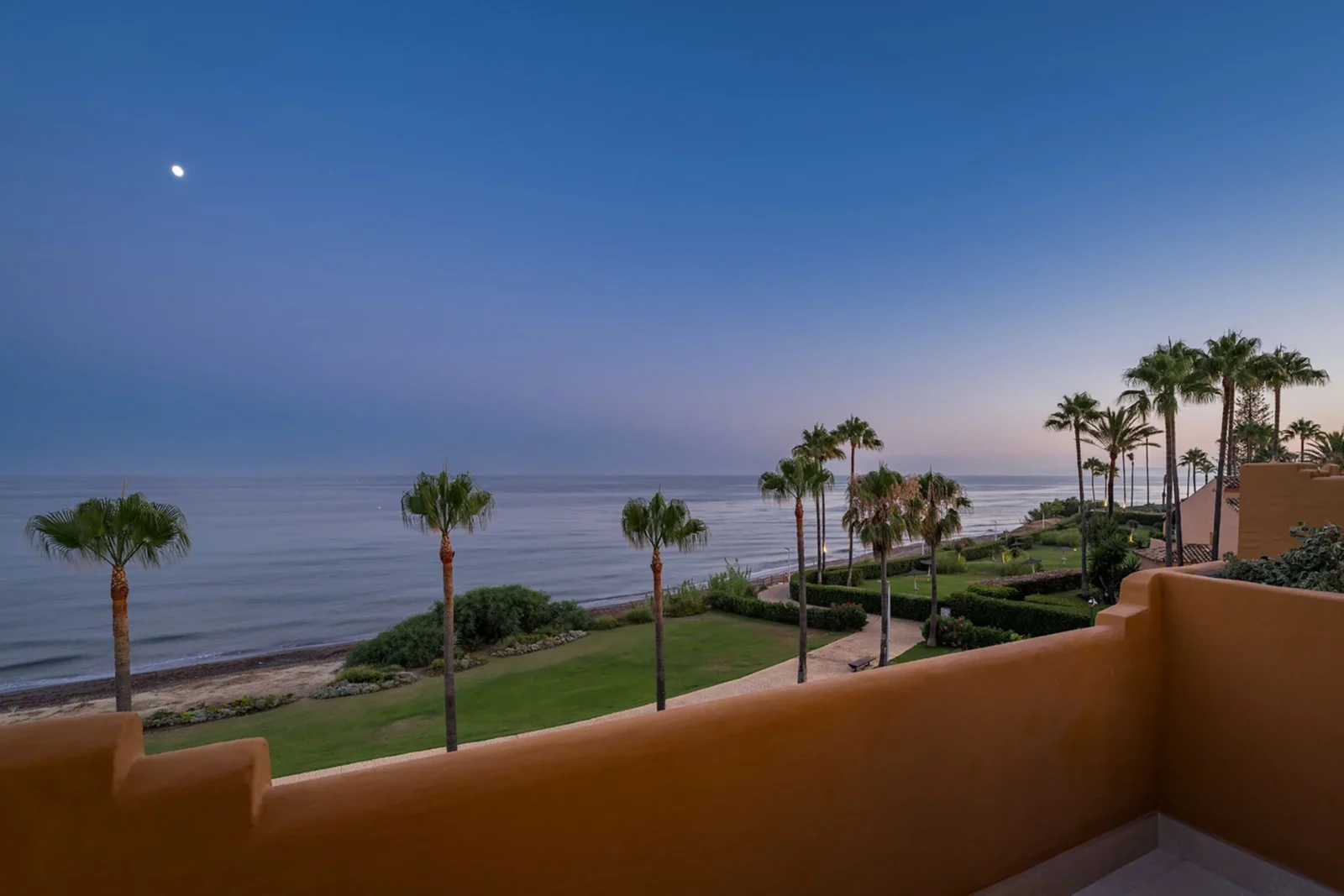 Granados 221: Fully Renovated Beachfront Apartment with Panoramic Sea View – photo 29