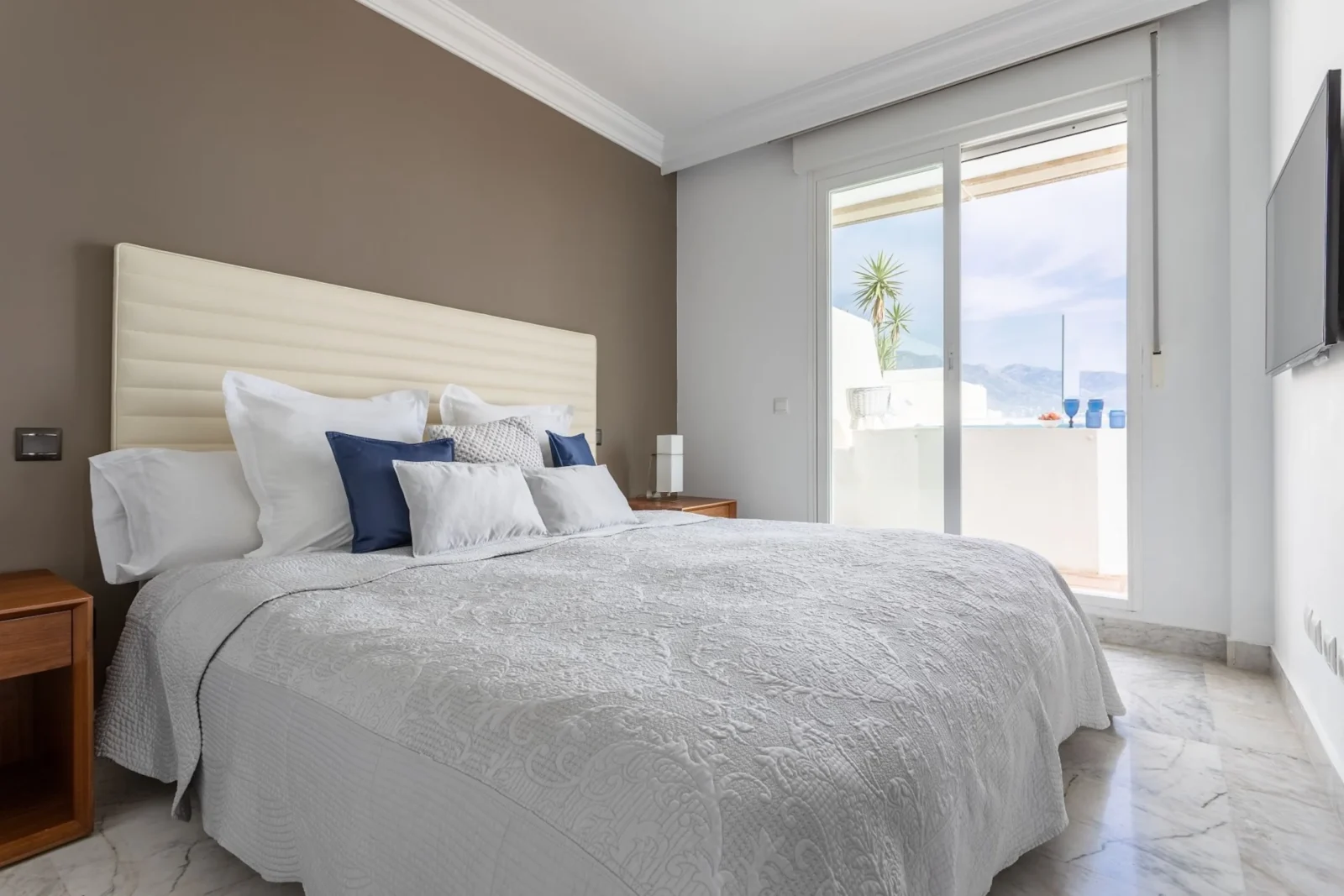 One-of-a-Kind Luxury Penthouse with Panoramic Sea Views in Puerto Banús – photo 9