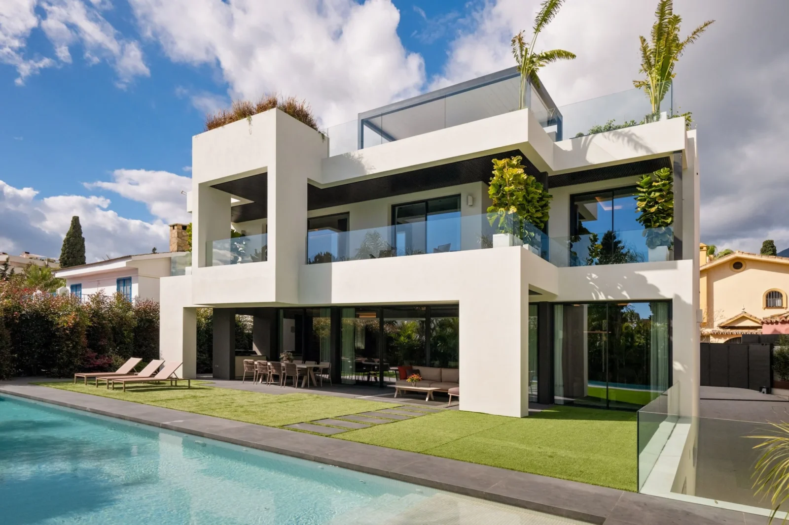 Ultra-Modern Beachside Villa with Rooftop Jacuzzi in Casablanca, Marbella – photo 24