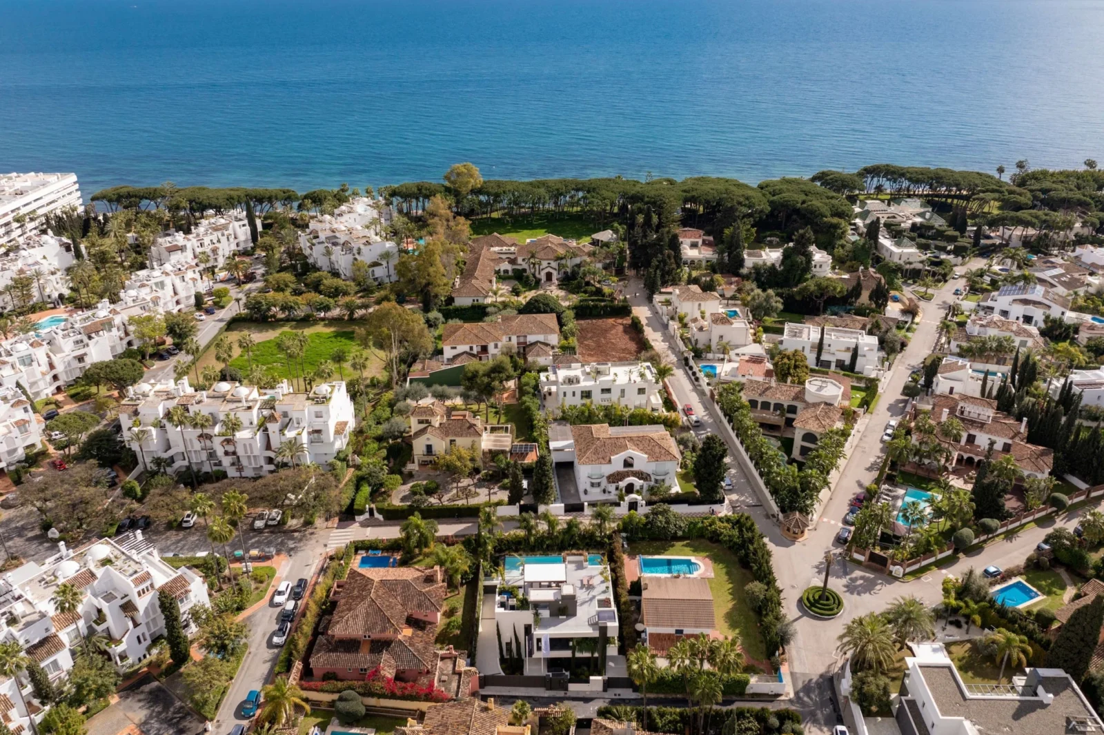 Ultra-Modern Beachside Villa with Rooftop Jacuzzi in Casablanca, Marbella – photo 25