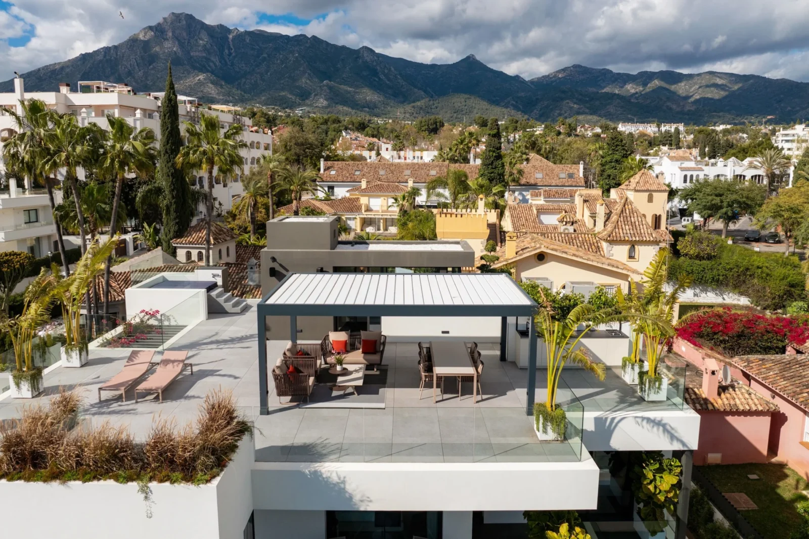 Ultra-Modern Beachside Villa with Rooftop Jacuzzi in Casablanca, Marbella – photo 2