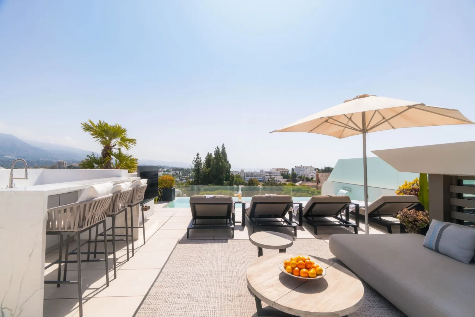 Contemporary Luxury Villa with Panoramic Views and Rooftop Pool in Nueva Andalucía – photo 36