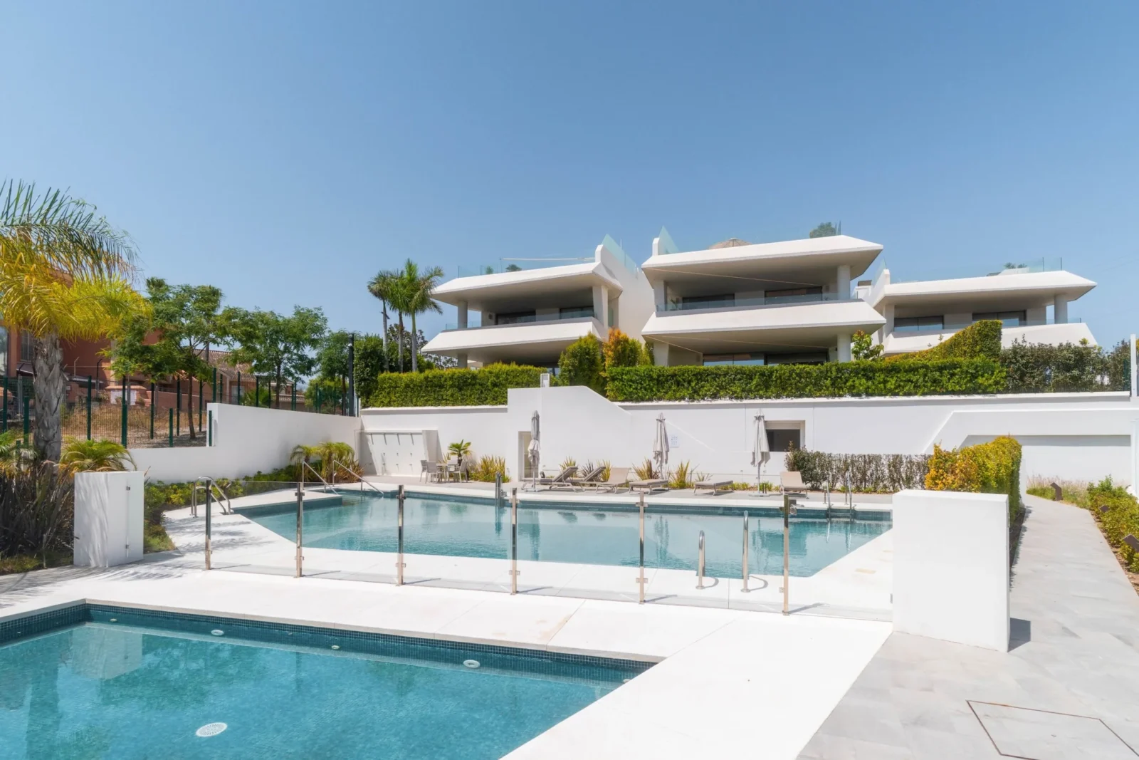 Contemporary Luxury Villa with Panoramic Views and Rooftop Pool in Nueva Andalucía – photo 48